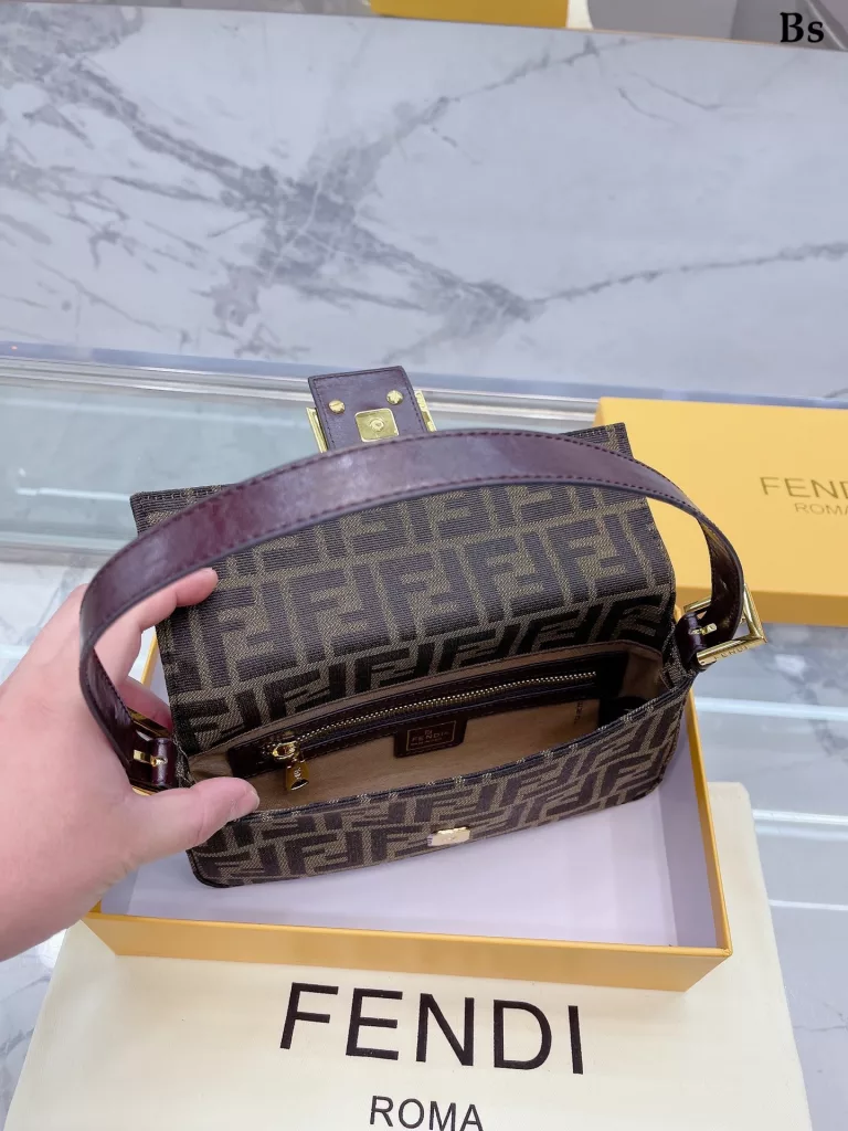 Fendi Vintage baguette bag<br>2023 Milan Fashion Week street photography, the trendsetters carry the most bags is probably Fendi Fendi this underarm bag classic fabric has a lazy street style. Qi Wei, Rosie and other celebrities will also carry daily street. Size: 25 15cm (gift box 🎁 packaging)