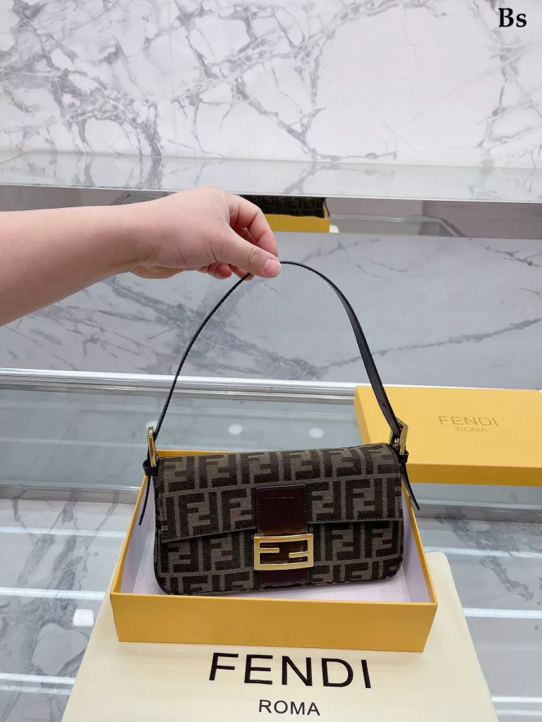 Fendi Vintage baguette bag<br>2023 Milan Fashion Week street photography, the trendsetters carry the most bags is probably Fendi Fendi this underarm bag classic fabric has a lazy street style. Qi Wei, Rosie and other celebrities will also carry daily street. Size: 25 15cm (gift box 🎁 packaging)