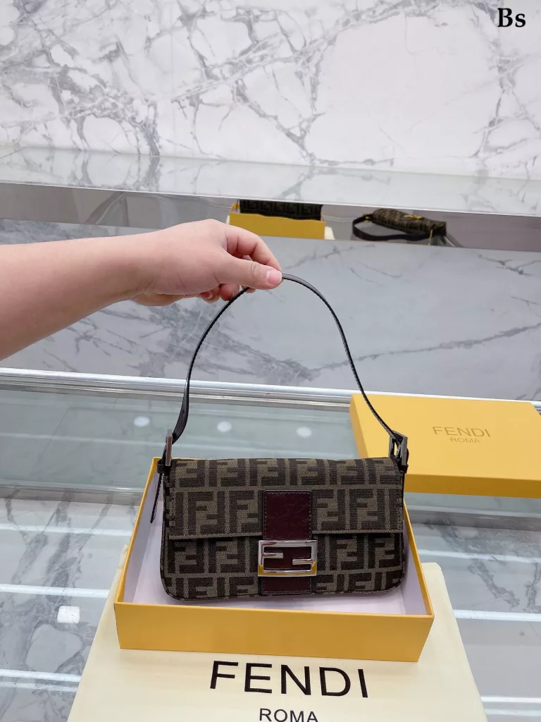 Fendi Vintage baguette bag<br>2023 Milan Fashion Week street photography, the trendsetters carry the most bags is probably Fendi Fendi this underarm bag classic fabric has a lazy street style. Qi Wei, Rosie and other celebrities will also carry daily street. Size: 25 15cm (gift box 🎁 packaging)