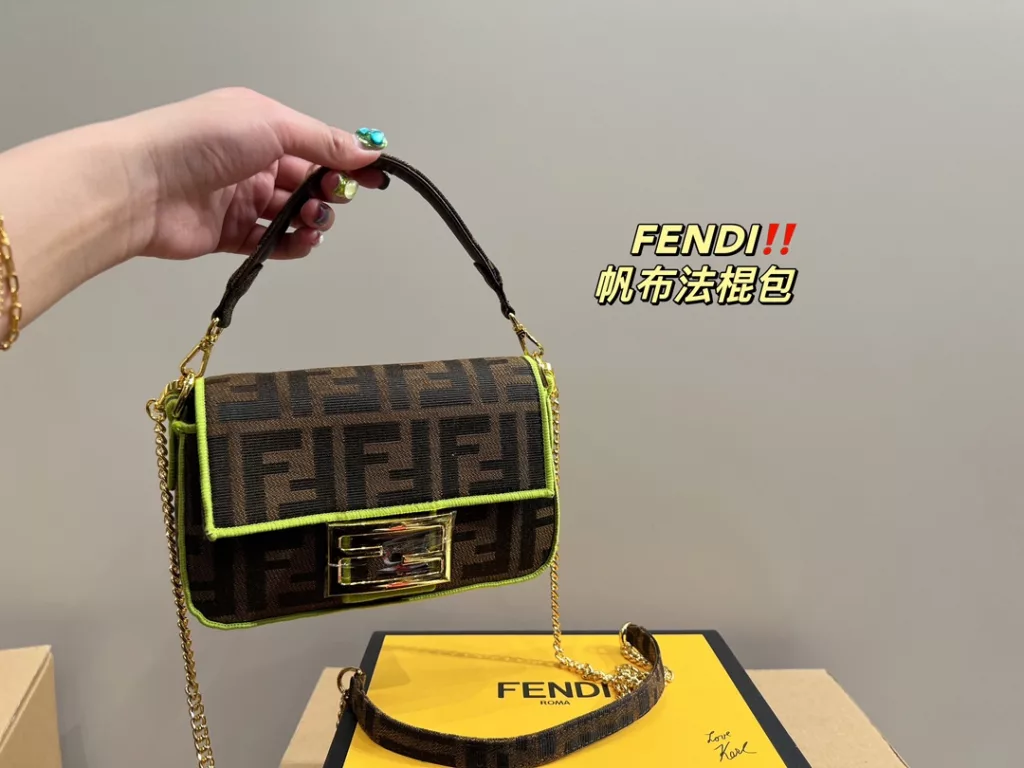 Size 18.10<br>Fendi canvas baguette bag<br>Forever a versatile piece<br>The upper body is beautiful This texture<br>Fairies deserve to have