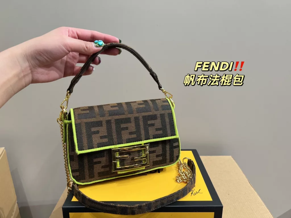 Size 18.10<br>Fendi canvas baguette bag<br>Forever a versatile piece<br>The upper body is beautiful This texture<br>Fairies deserve to have