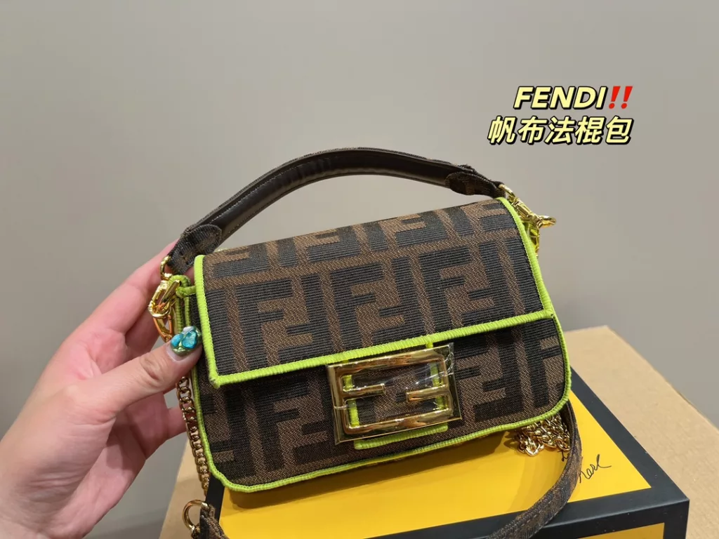 Size 18.10<br>Fendi canvas baguette bag<br>Forever a versatile piece<br>The upper body is beautiful This texture<br>Fairies deserve to have