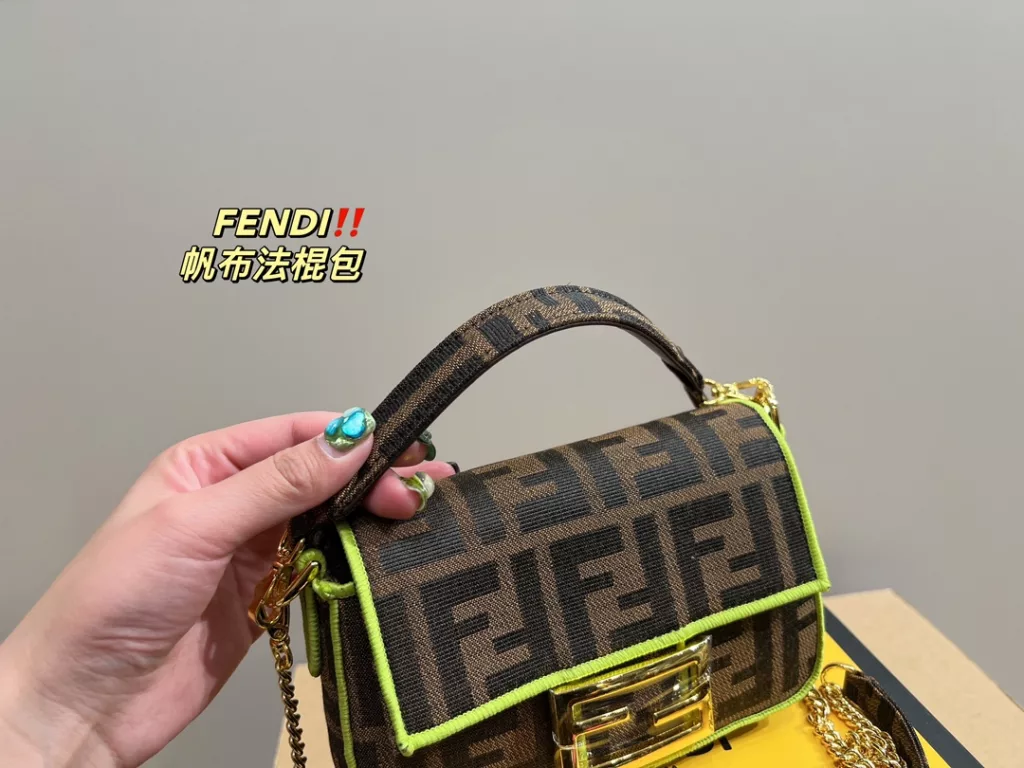 Size 18.10<br>Fendi canvas baguette bag<br>Forever a versatile piece<br>The upper body is beautiful This texture<br>Fairies deserve to have