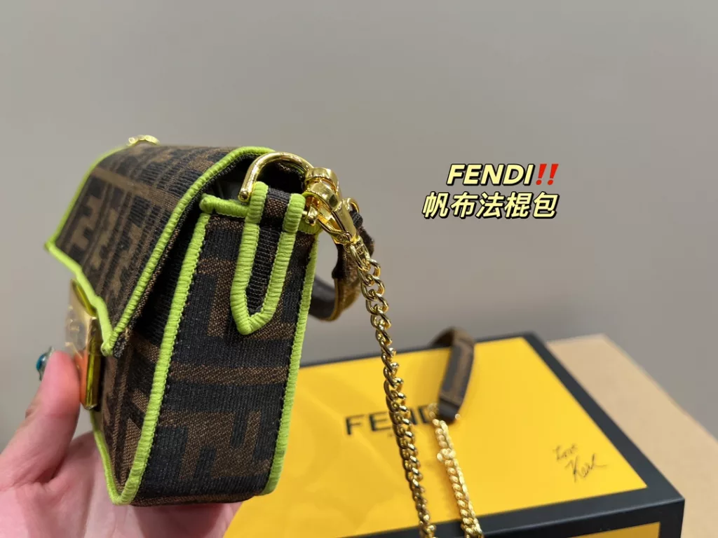 Size 18.10<br>Fendi canvas baguette bag<br>Forever a versatile piece<br>The upper body is beautiful This texture<br>Fairies deserve to have