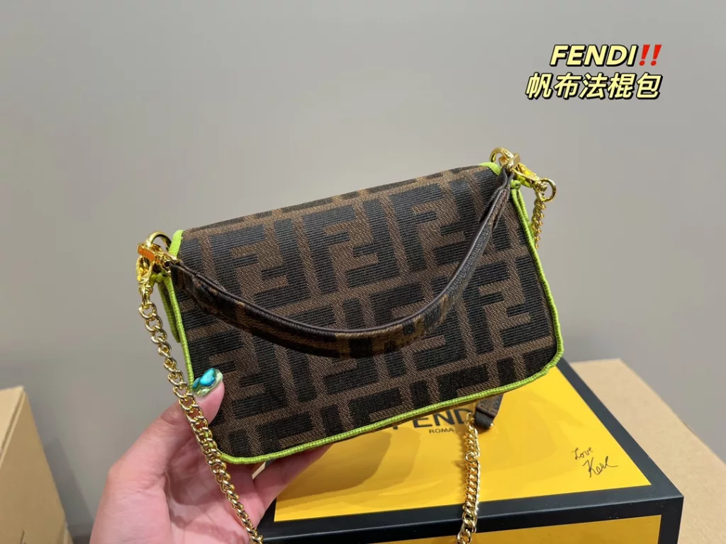 Size 18.10<br>Fendi canvas baguette bag<br>Forever a versatile piece<br>The upper body is beautiful This texture<br>Fairies deserve to have