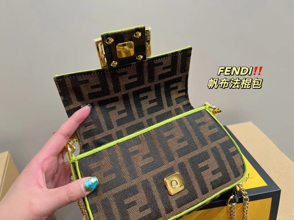 Size 18.10<br>Fendi canvas baguette bag<br>Forever a versatile piece<br>The upper body is beautiful This texture<br>Fairies deserve to have