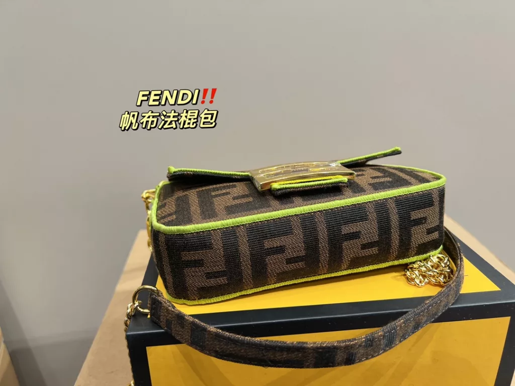 Size 18.10<br>Fendi canvas baguette bag<br>Forever a versatile piece<br>The upper body is beautiful This texture<br>Fairies deserve to have