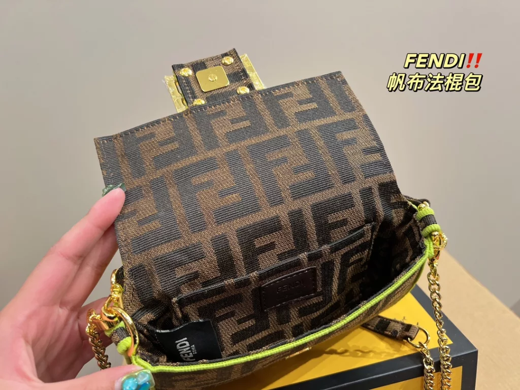 Size 18.10<br>Fendi canvas baguette bag<br>Forever a versatile piece<br>The upper body is beautiful This texture<br>Fairies deserve to have