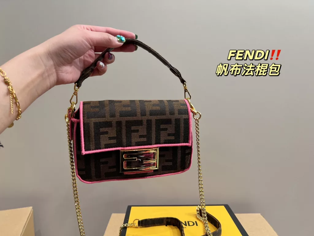 Size 18.10<br>Fendi canvas baguette bag<br>Forever a versatile piece<br>The upper body is beautiful This texture<br>Fairies deserve to have