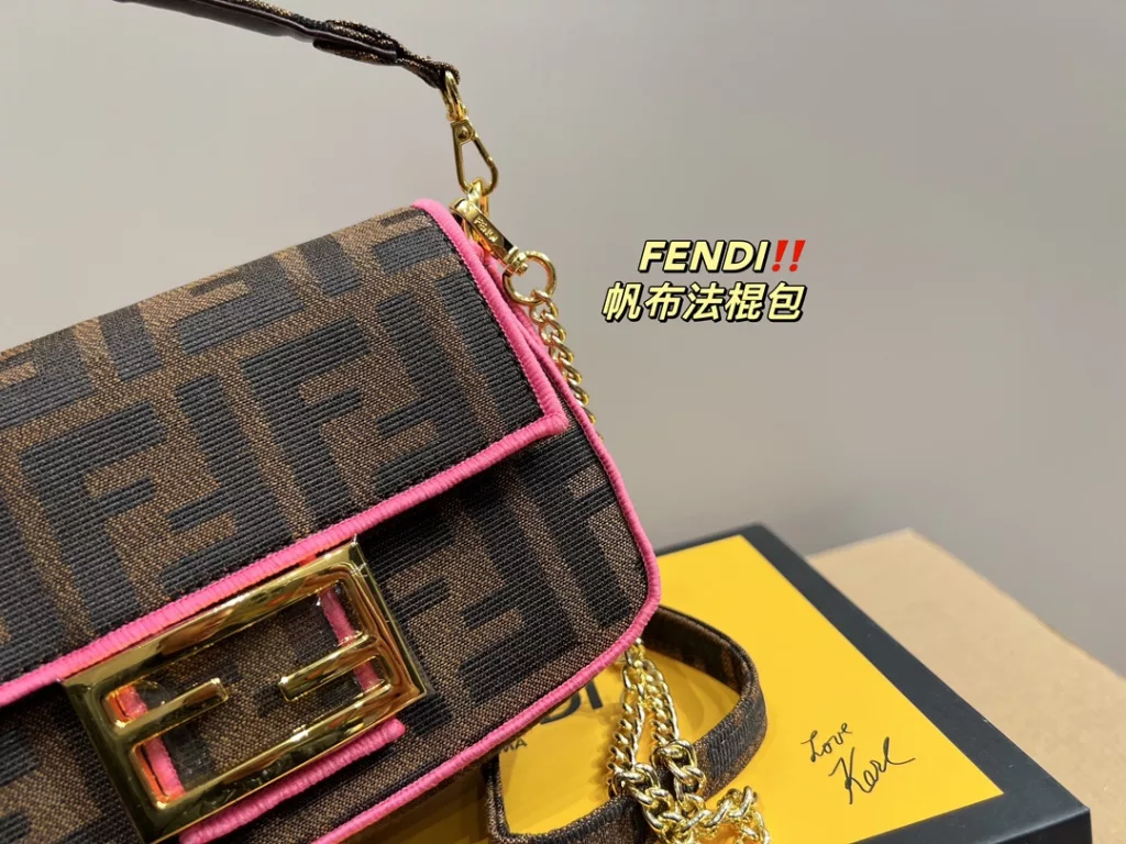 Size 18.10<br>Fendi canvas baguette bag<br>Forever a versatile piece<br>The upper body is beautiful This texture<br>Fairies deserve to have