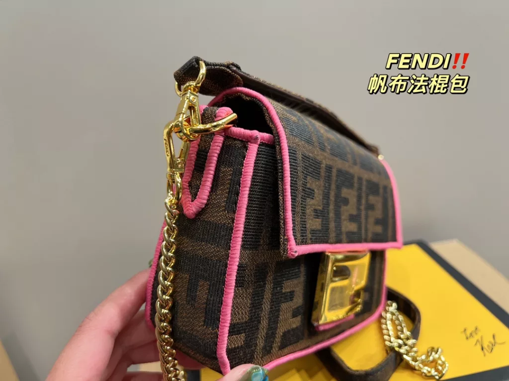 Size 18.10<br>Fendi canvas baguette bag<br>Forever a versatile piece<br>The upper body is beautiful This texture<br>Fairies deserve to have