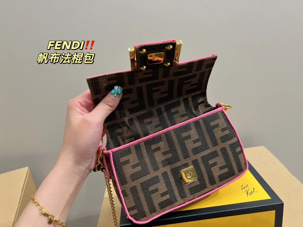 Size 18.10<br>Fendi canvas baguette bag<br>Forever a versatile piece<br>The upper body is beautiful This texture<br>Fairies deserve to have