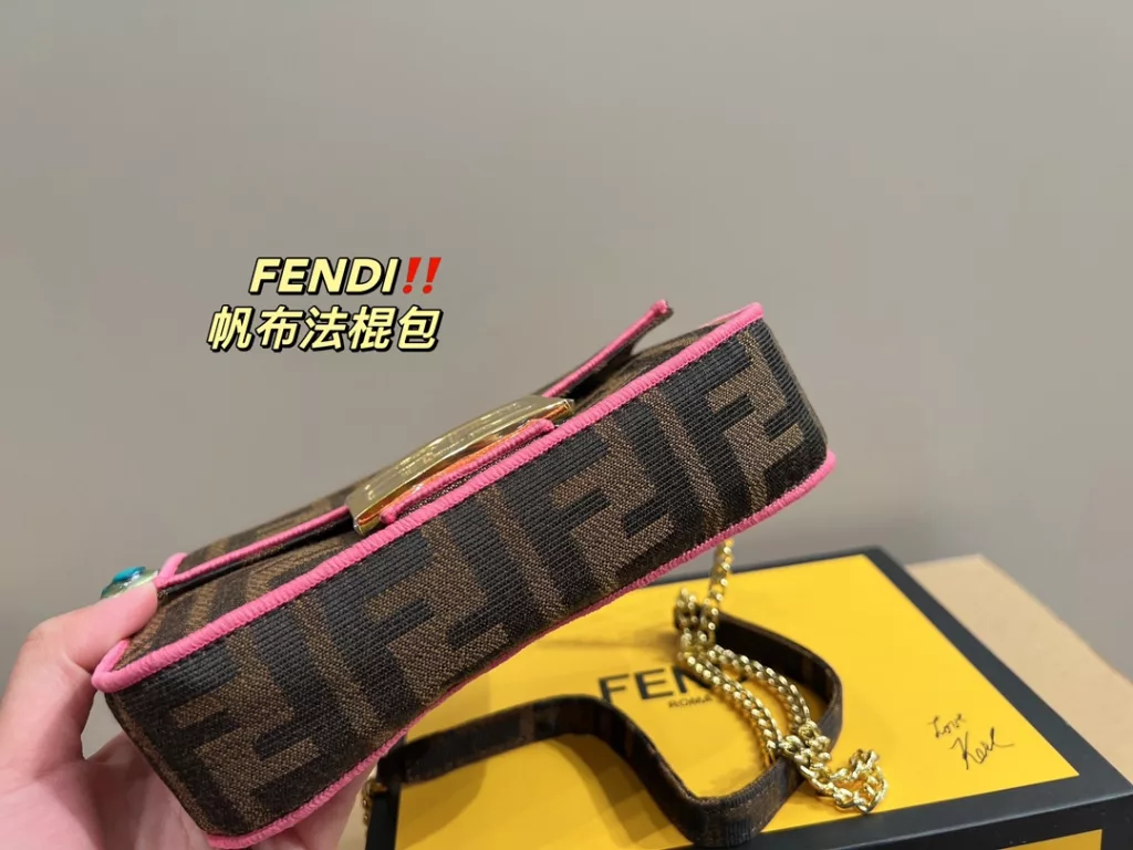 Size 18.10<br>Fendi canvas baguette bag<br>Forever a versatile piece<br>The upper body is beautiful This texture<br>Fairies deserve to have