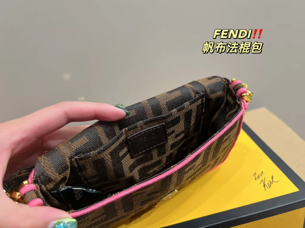 Size 18.10<br>Fendi canvas baguette bag<br>Forever a versatile piece<br>The upper body is beautiful This texture<br>Fairies deserve to have