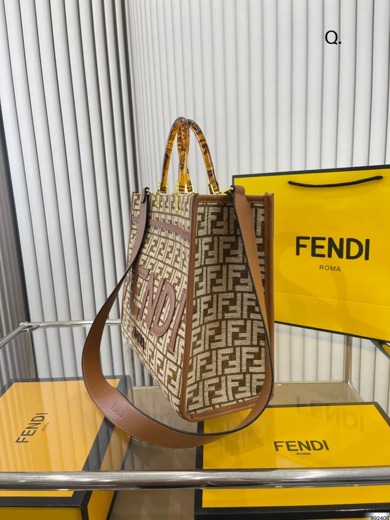 fendi Fendi Tootsie bag<br>High-value tide cool<br>Fashion girl must have<br>Suitable for daily commuting out on the street<br>Size 35 30