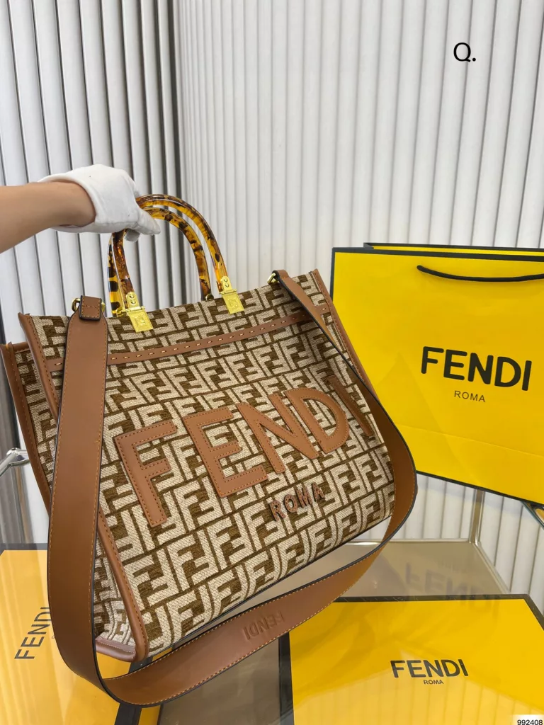 fendi Fendi Tootsie bag<br>High-value tide cool<br>Fashion girl must have<br>Suitable for daily commuting out on the street<br>Size 35 30