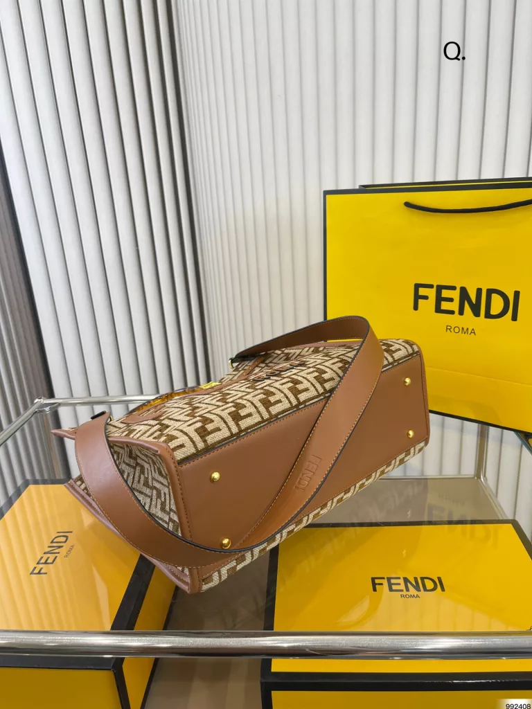 fendi Fendi Tootsie bag<br>High-value tide cool<br>Fashion girl must have<br>Suitable for daily commuting out on the street<br>Size 35 30