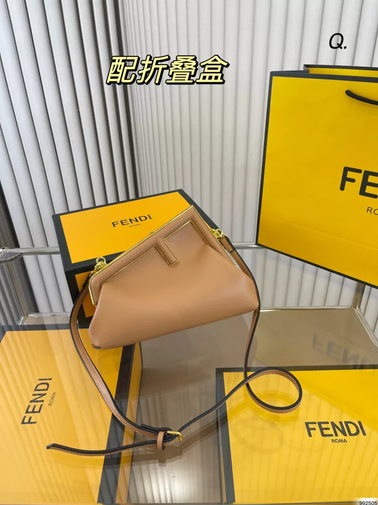 fendi Fendi clip bag<br>Suitable for good-looking and durable<br>At any time is the king of the bomb model<br>Size: 24 18