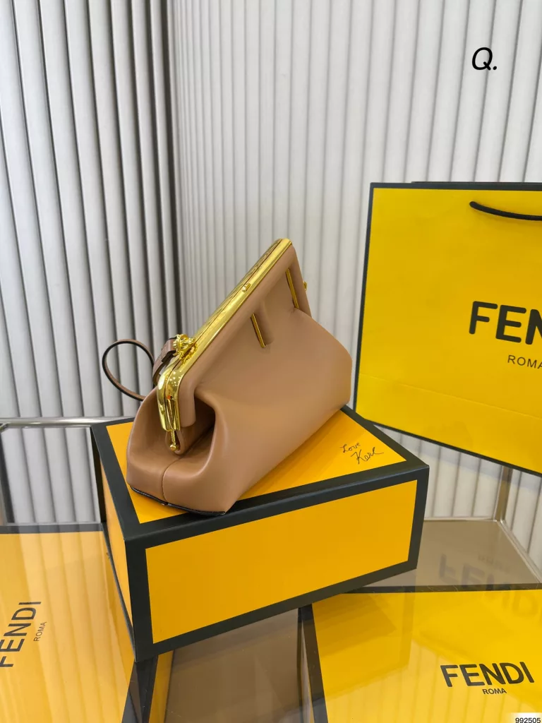 fendi Fendi clip bag<br>Suitable for good-looking and durable<br>At any time is the king of the bomb model<br>Size: 24 18