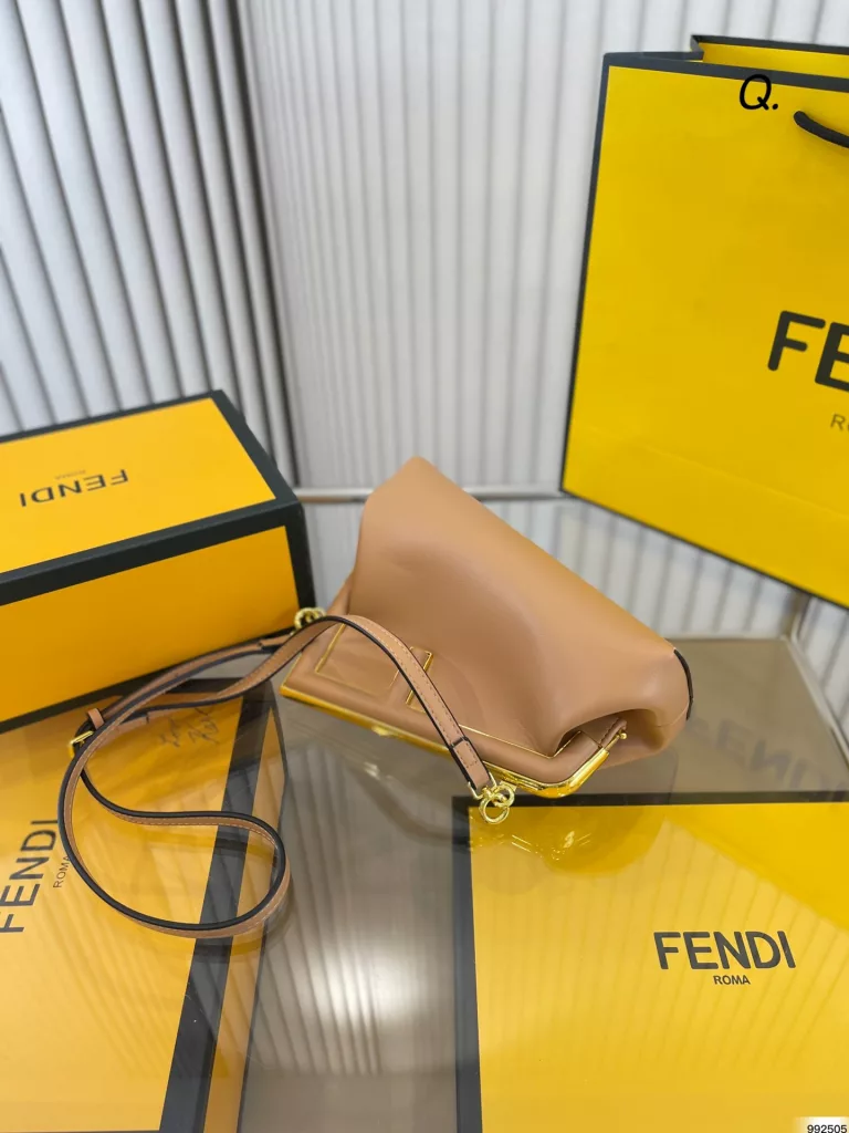 fendi Fendi clip bag<br>Suitable for good-looking and durable<br>At any time is the king of the bomb model<br>Size: 24 18