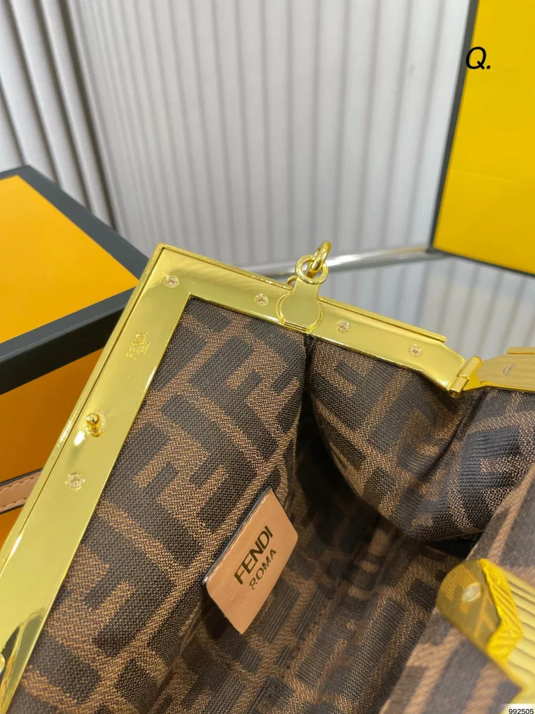 fendi Fendi clip bag<br>Suitable for good-looking and durable<br>At any time is the king of the bomb model<br>Size: 24 18