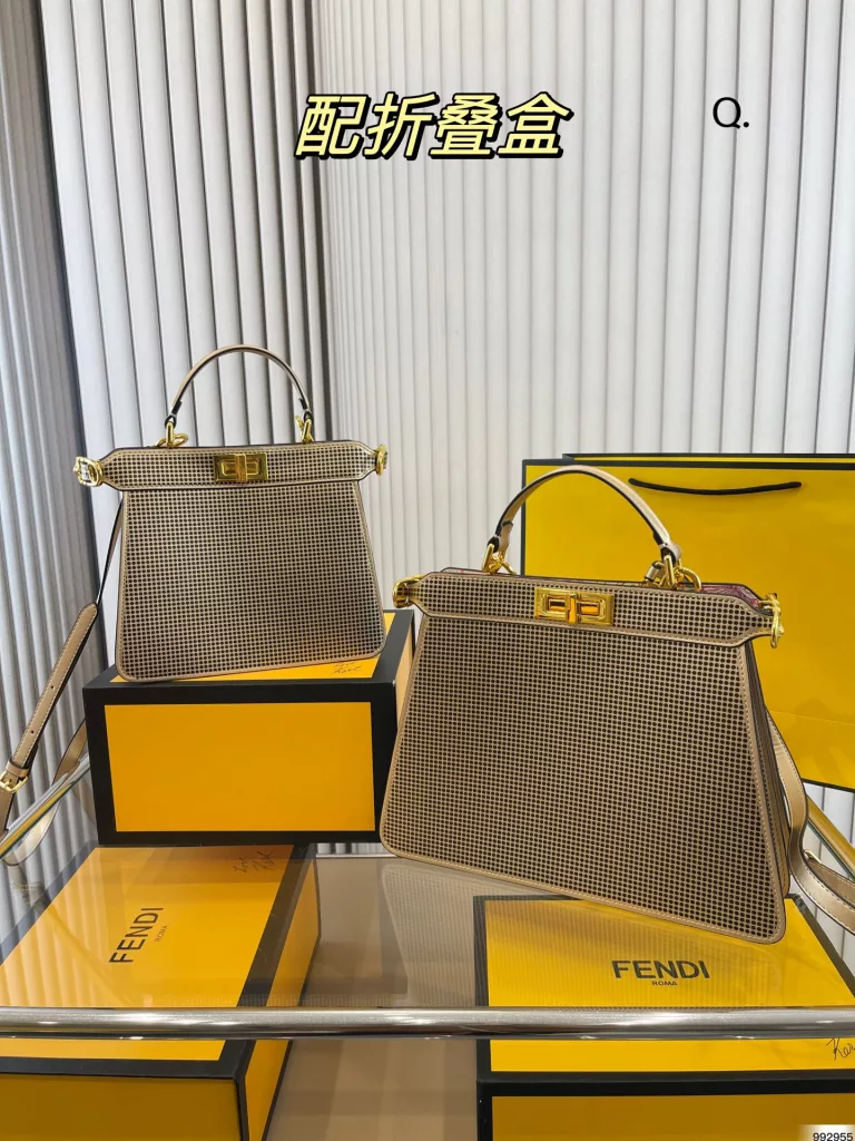 fendi Fendi handbag<br>Capacity super large latest trend<br>The actual color is very nice and unique<br>Daily street can be crossbody or hand-carried<br>Classic versatile fairy must enter<br>Size: large 33 25, small 24 20