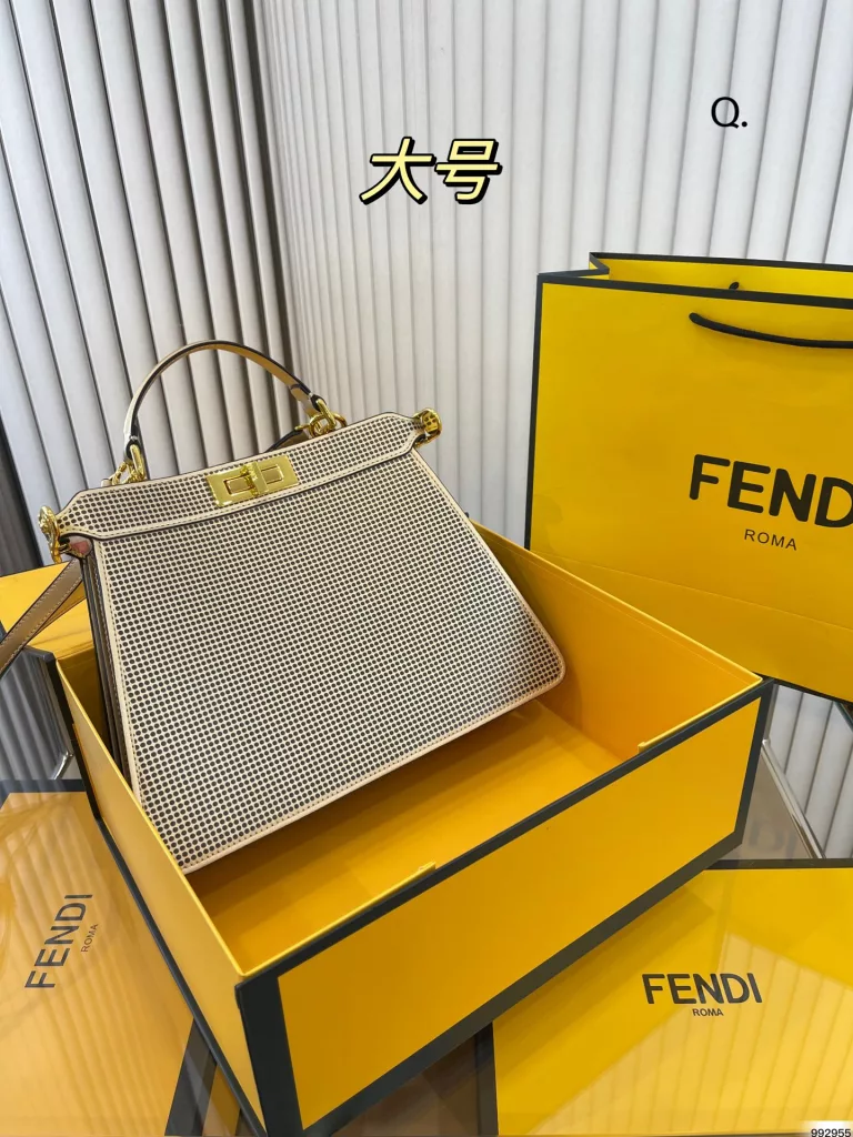 fendi Fendi handbag<br>Capacity super large latest trend<br>The actual color is very nice and unique<br>Daily street can be crossbody or hand-carried<br>Classic versatile fairy must enter<br>Size: large 33 25, small 24 20