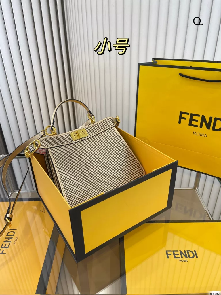 fendi Fendi handbag<br>Capacity super large latest trend<br>The actual color is very nice and unique<br>Daily street can be crossbody or hand-carried<br>Classic versatile fairy must enter<br>Size: large 33 25, small 24 20