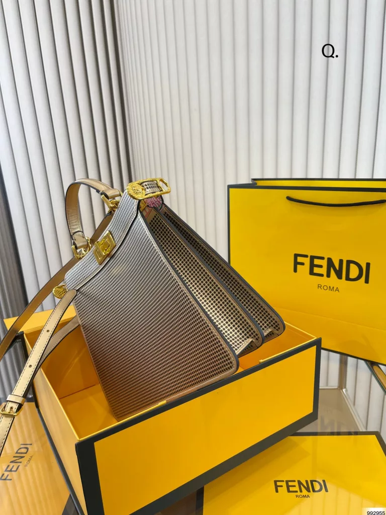 fendi Fendi handbag<br>Capacity super large latest trend<br>The actual color is very nice and unique<br>Daily street can be crossbody or hand-carried<br>Classic versatile fairy must enter<br>Size: large 33 25, small 24 20