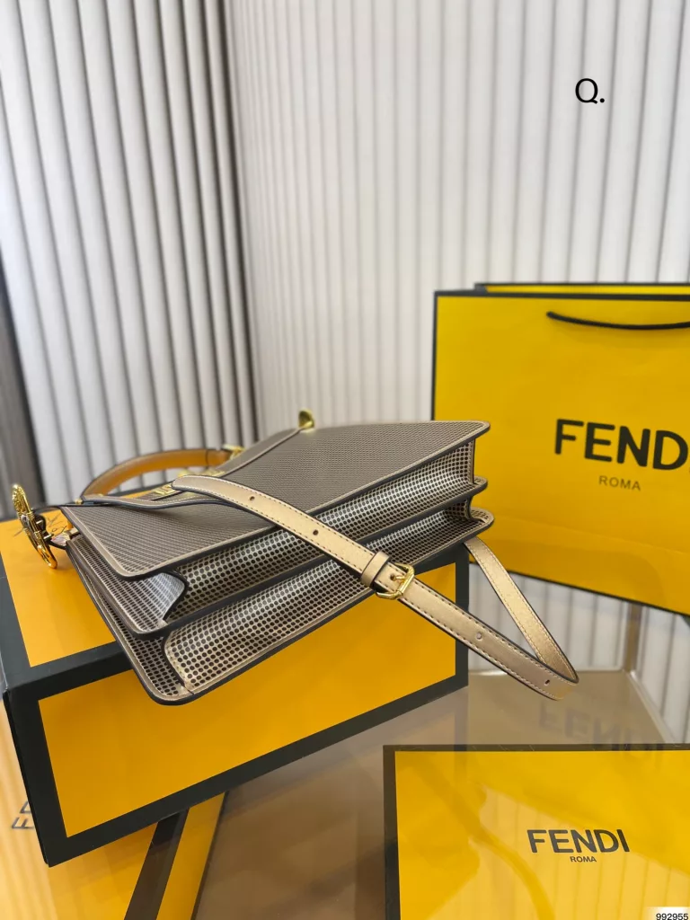 fendi Fendi handbag<br>Capacity super large latest trend<br>The actual color is very nice and unique<br>Daily street can be crossbody or hand-carried<br>Classic versatile fairy must enter<br>Size: large 33 25, small 24 20