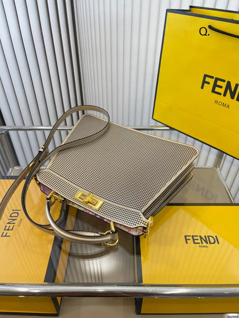 fendi Fendi handbag<br>Capacity super large latest trend<br>The actual color is very nice and unique<br>Daily street can be crossbody or hand-carried<br>Classic versatile fairy must enter<br>Size: large 33 25, small 24 20