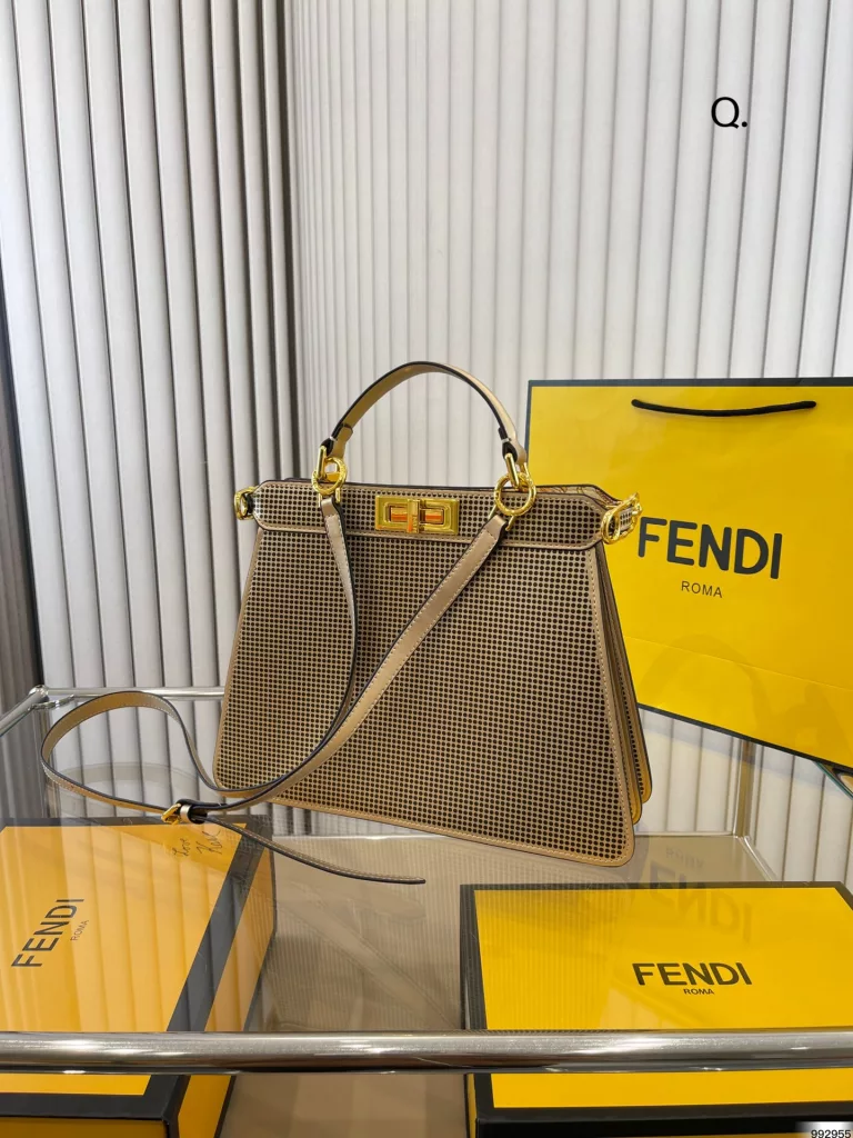 fendi Fendi handbag<br>Capacity super large latest trend<br>The actual color is very nice and unique<br>Daily street can be crossbody or hand-carried<br>Classic versatile fairy must enter<br>Size: large 33 25, small 24 20