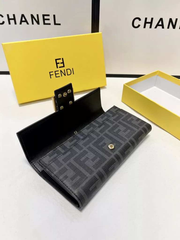 🎀🎀 Color Black Brown 🎀 Size 19x10🎀 Fendi 🆕🆕 First layer cowhide leather custom hardware Must-have long wallet superb quality 👍 Hand feeling first-class 👍