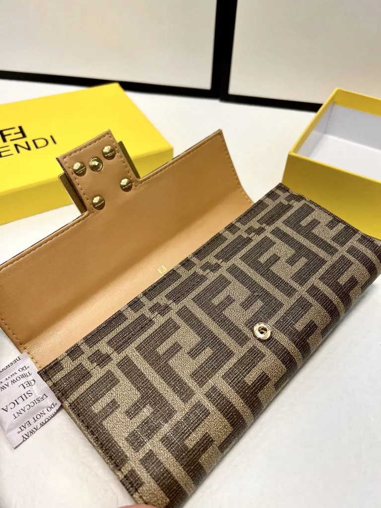 🎀🎀 Color Black Brown 🎀 Size 19x10🎀 Fendi 🆕🆕 First layer cowhide leather custom hardware Must-have long wallet superb quality 👍 Hand feeling first-class 👍