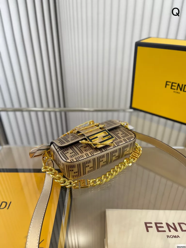 Fendi Pin Baguette<br>Novel pin 🧷 design<br>Cool sassy girl must fendi<br>Size 19 11