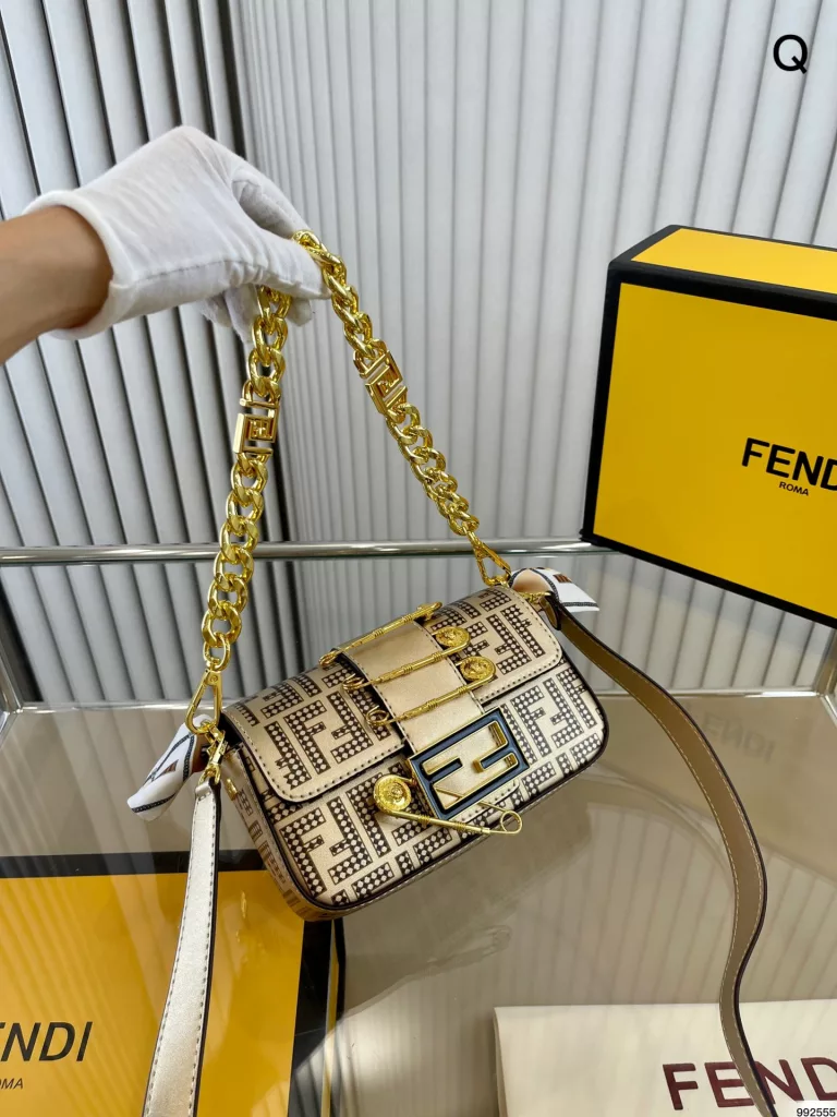 Fendi Pin Baguette<br>Novel pin 🧷 design<br>Cool sassy girl must fendi<br>Size 19 11