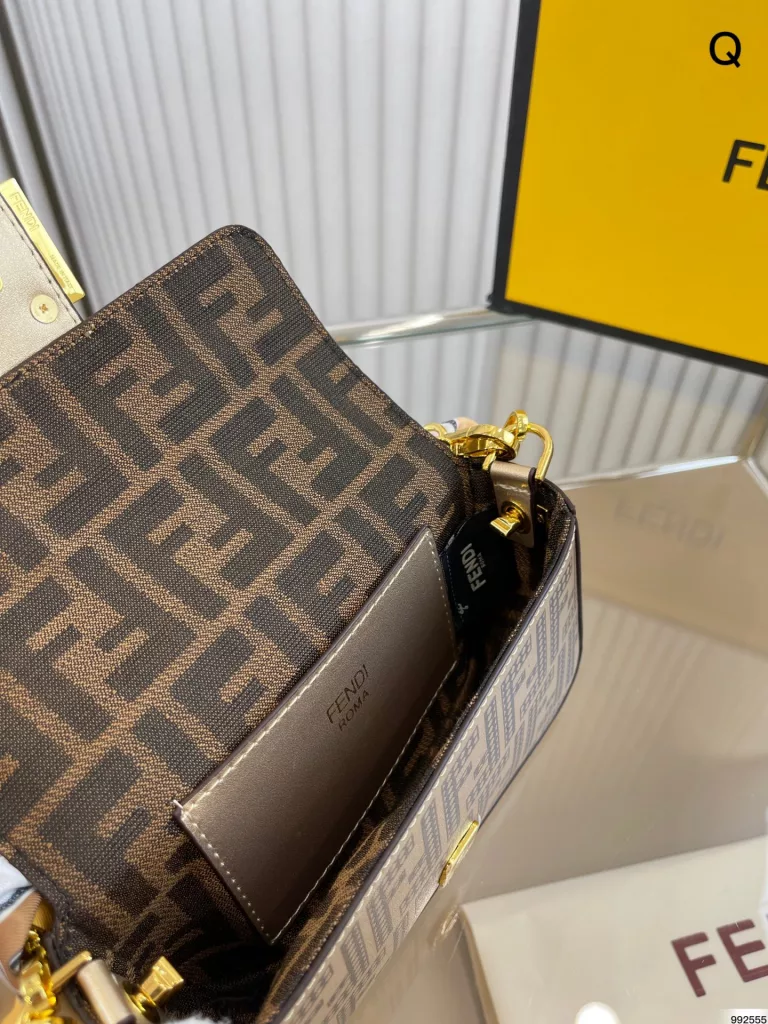 Fendi Pin Baguette<br>Novel pin 🧷 design<br>Cool sassy girl must fendi<br>Size 19 11