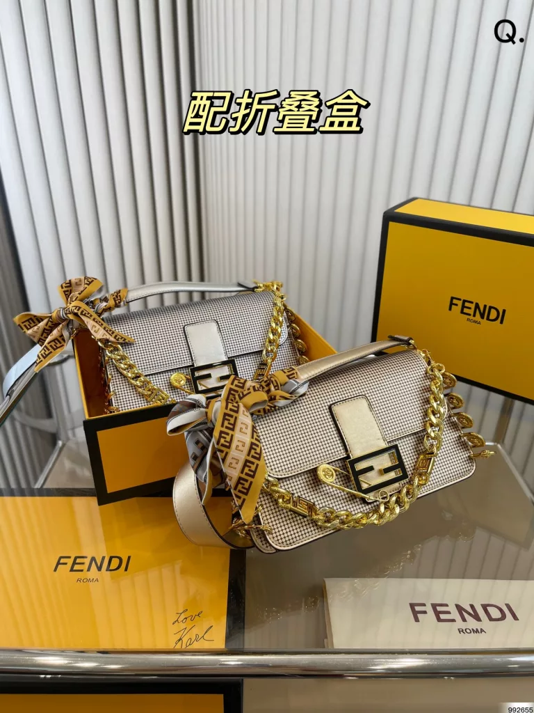 Fendi Pin Baguette<br>Novel pin 🧷 design<br>Cool sassy girl must-have technique fendi<br>Size 25 15