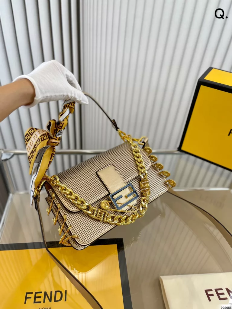 Fendi Pin Baguette<br>Novel pin 🧷 design<br>Cool sassy girl must-have technique fendi<br>Size 25 15