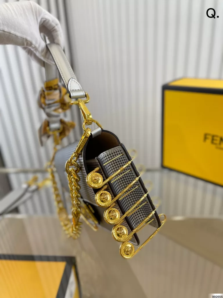 Fendi Pin Baguette<br>Novel pin 🧷 design<br>Cool sassy girl must-have technique fendi<br>Size 25 15