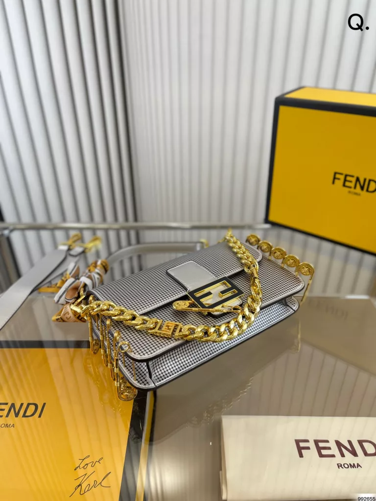 Fendi Pin Baguette<br>Novel pin 🧷 design<br>Cool sassy girl must-have technique fendi<br>Size 25 15