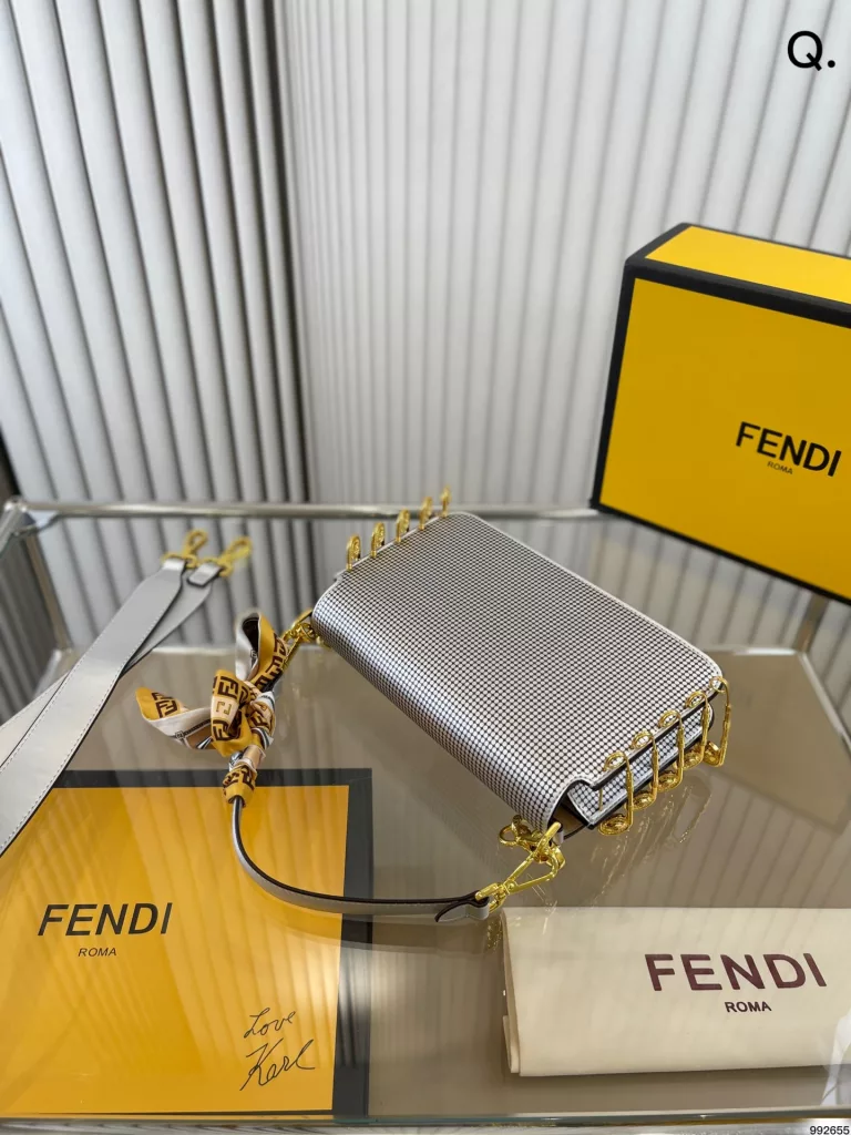 Fendi Pin Baguette<br>Novel pin 🧷 design<br>Cool sassy girl must-have technique fendi<br>Size 25 15