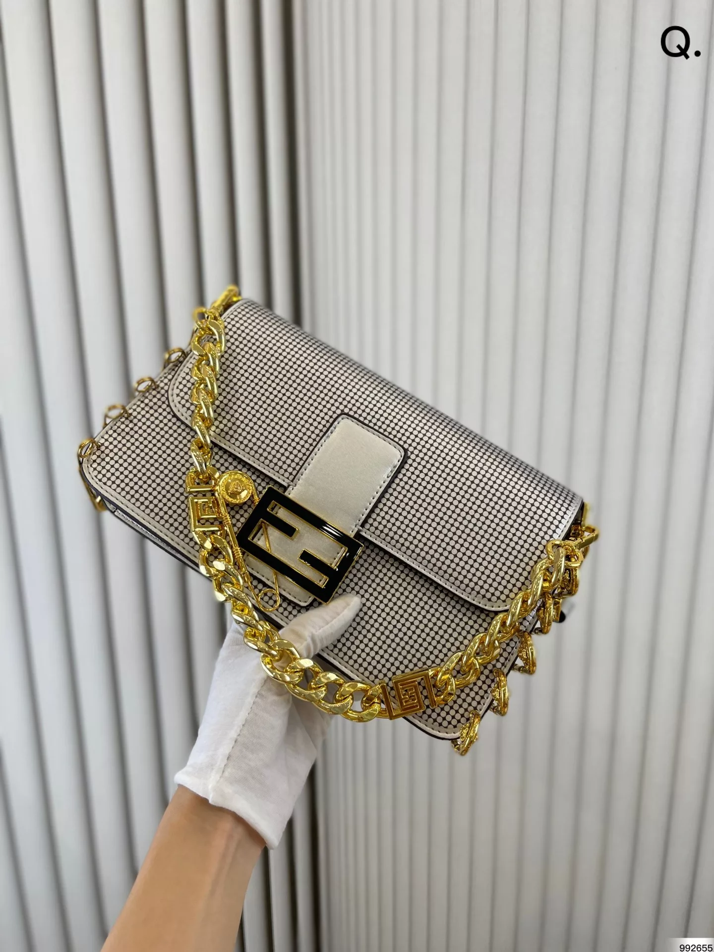 Fendi Pin Baguette<br>Novel pin 🧷 design<br>Cool sassy girl must-have technique fendi<br>Size 25 15