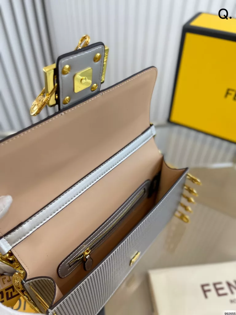 Fendi Pin Baguette<br>Novel pin 🧷 design<br>Cool sassy girl must-have technique fendi<br>Size 25 15