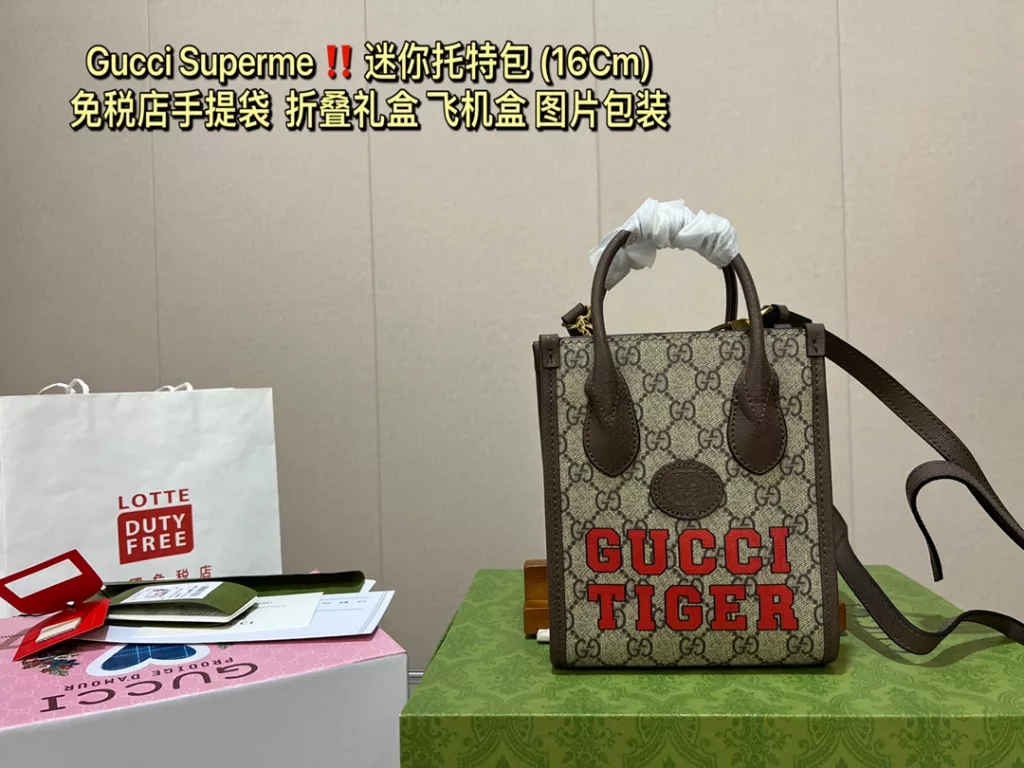 💞 To celebrate the New Year of the Tiger, Gucci has reinterpreted GG Supreme canvas with this mini tote bag, which incorporates the 