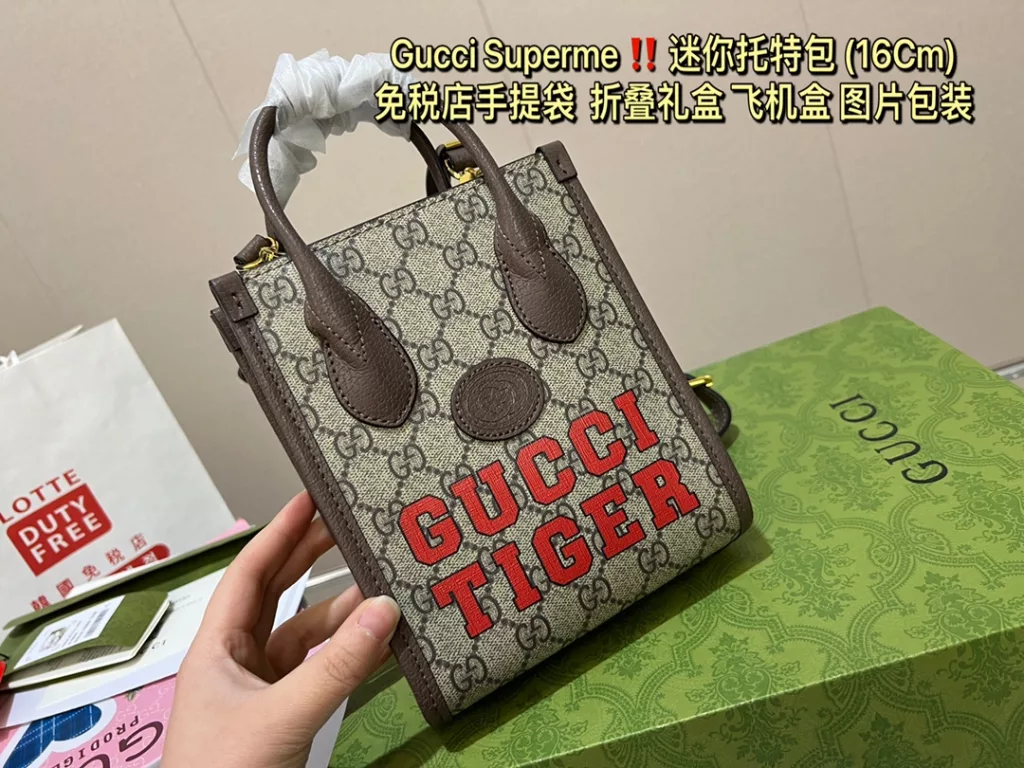 💞 To celebrate the New Year of the Tiger, Gucci has reinterpreted GG Supreme canvas with this mini tote bag, which incorporates the 