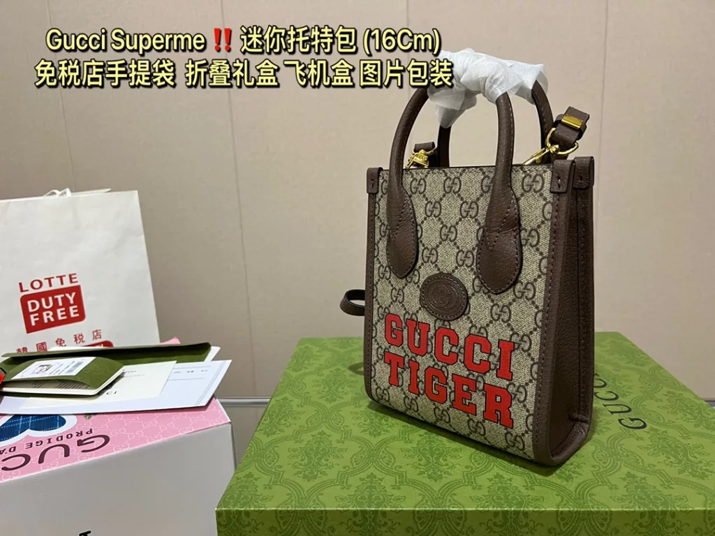 💞 To celebrate the New Year of the Tiger, Gucci has reinterpreted GG Supreme canvas with this mini tote bag, which incorporates the 