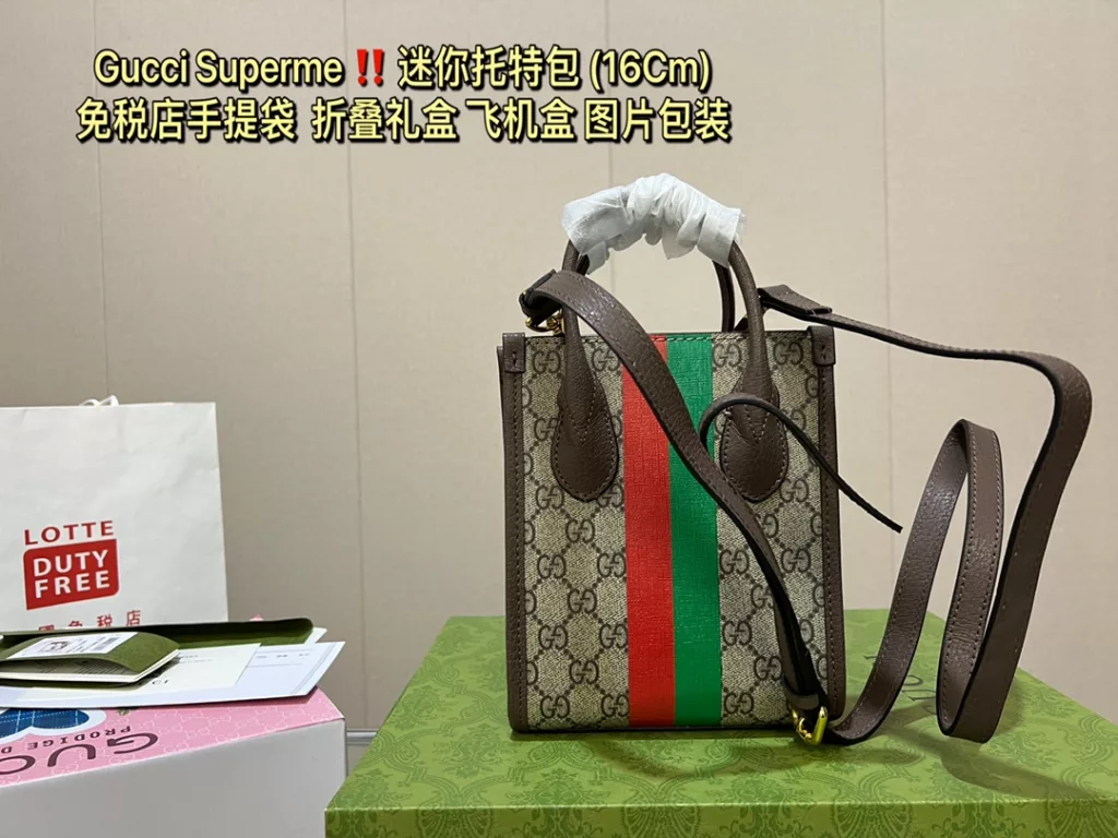 💞 To celebrate the New Year of the Tiger, Gucci has reinterpreted GG Supreme canvas with this mini tote bag, which incorporates the 