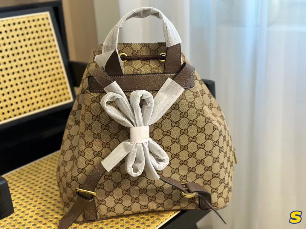 Gucci new double shoulder 🎒<br>Daily travel essential model<br>Size 33cm<br>Year of the Tiger limited models keep it for yourself