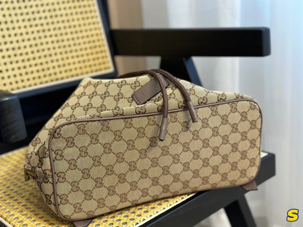 Gucci new double shoulder 🎒<br>Daily travel essential model<br>Size 33cm<br>Year of the Tiger limited models keep it for yourself